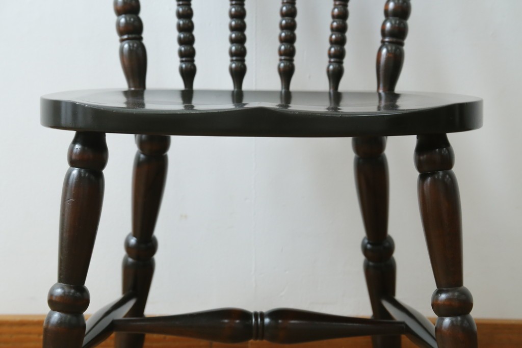 中古　北海道民芸家具　クラシカルな雰囲気を醸し出すダイニングチェア　(R-087420)