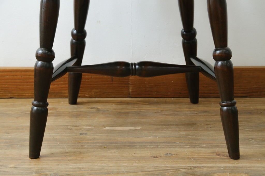 中古　北海道民芸家具　クラシカルな雰囲気を醸し出すダイニングチェア　(R-087420)