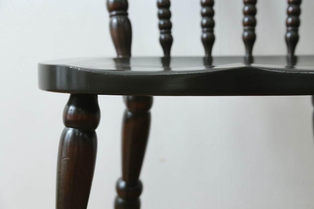 中古　北海道民芸家具　クラシカルな雰囲気を醸し出すダイニングチェア　(R-087420)