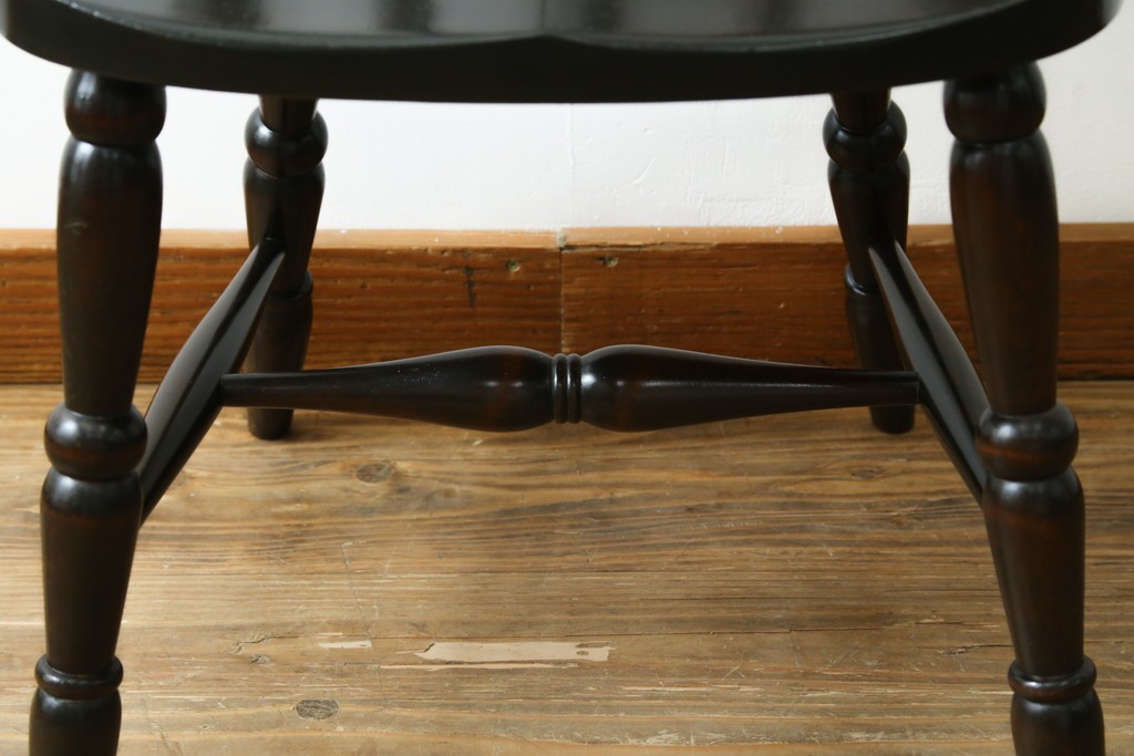 中古　北海道民芸家具　クラシカルな雰囲気を醸し出すダイニングチェア　(R-087420)