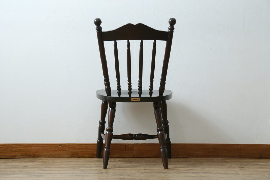 中古　北海道民芸家具　クラシカルな雰囲気を醸し出すダイニングチェア　(R-087420)