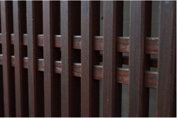 アンティーク建具　明治から大正期　アクリル板入り　長い歴史を刻んだ風合いが魅力的な格子帯戸1枚　(R-087422)