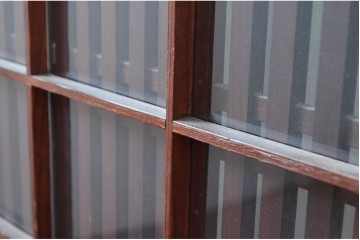 アンティーク建具　明治から大正期　アクリル板入り　長い歴史を刻んだ風合いが魅力的な格子帯戸1枚　(R-087422)