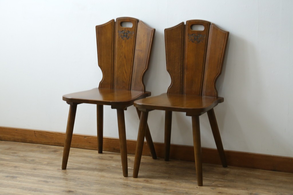 中古　美品　希少な絶版品!!　カリモク家具(karimoku)　ルスティック(RUSTIC)　オーク材　カントリースタイルの空間づくりにおすすめなダイニングチェア2脚セット　(R-087423)