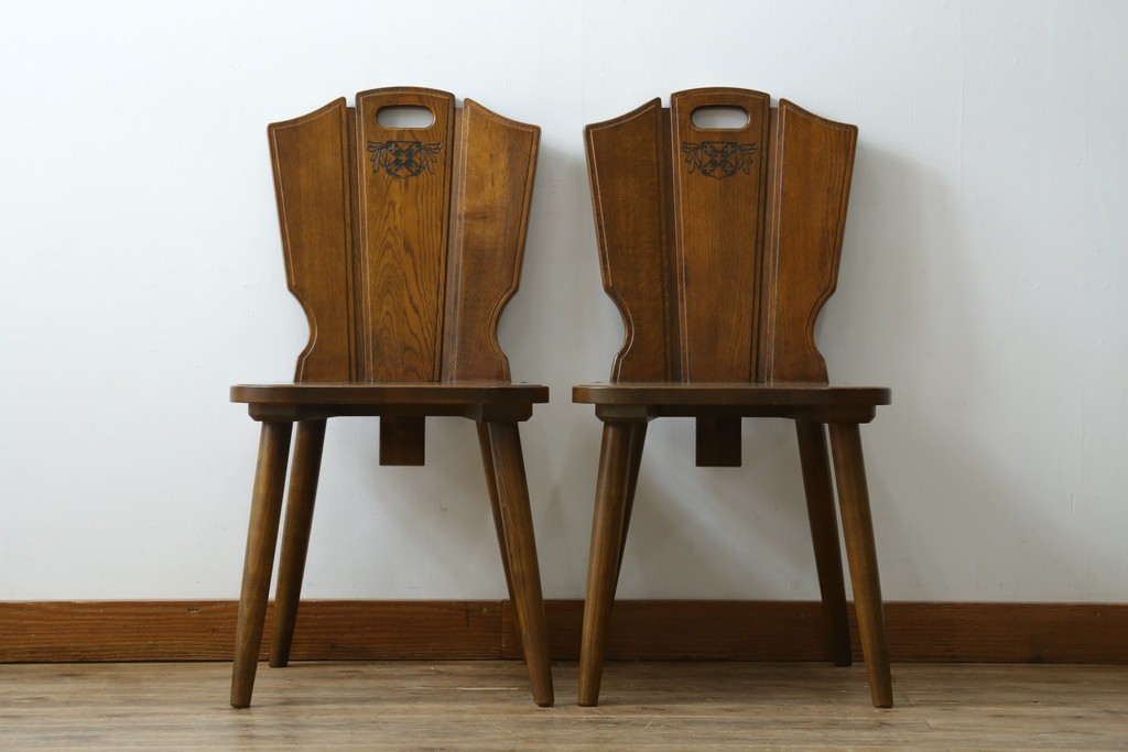 中古　美品　希少な絶版品!!　カリモク家具(karimoku)　ルスティック(RUSTIC)　オーク材　カントリースタイルの空間づくりにおすすめなダイニングチェア2脚セット　(R-087423)