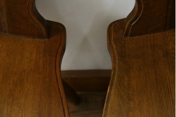 中古　美品　希少な絶版品!!　カリモク家具(karimoku)　ルスティック(RUSTIC)　オーク材　カントリースタイルの空間づくりにおすすめなダイニングチェア2脚セット　(R-087423)