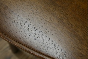 中古　美品　希少な絶版品!!　カリモク家具(karimoku)　ルスティック(RUSTIC)　オーク材　カントリースタイルの空間づくりにおすすめなダイニングチェア2脚セット　(R-087423)