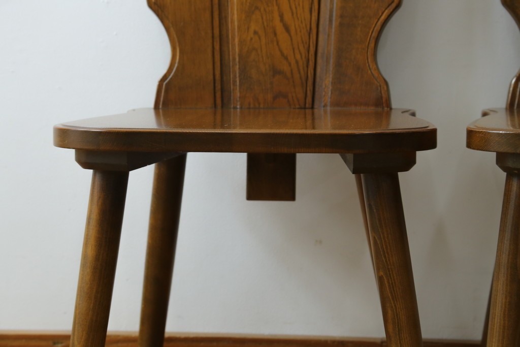 中古　美品　希少な絶版品!!　カリモク家具(karimoku)　ルスティック(RUSTIC)　オーク材　カントリースタイルの空間づくりにおすすめなダイニングチェア2脚セット　(R-087423)