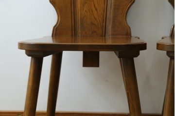 中古　美品　希少な絶版品!!　カリモク家具(karimoku)　ルスティック(RUSTIC)　オーク材　カントリースタイルの空間づくりにおすすめなダイニングチェア2脚セット　(R-087423)