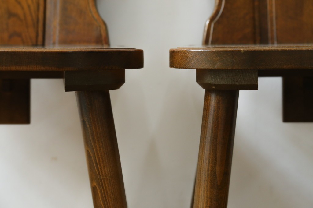 中古　美品　希少な絶版品!!　カリモク家具(karimoku)　ルスティック(RUSTIC)　オーク材　カントリースタイルの空間づくりにおすすめなダイニングチェア2脚セット　(R-087423)