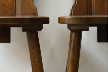 中古　美品　希少な絶版品!!　カリモク家具(karimoku)　ルスティック(RUSTIC)　オーク材　カントリースタイルの空間づくりにおすすめなダイニングチェア2脚セット　(R-087423)