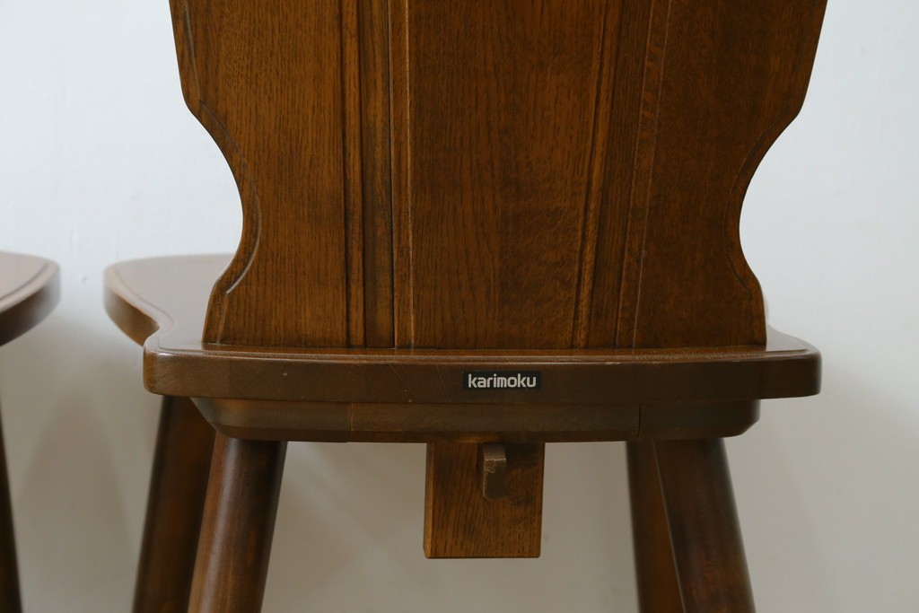 中古　美品　希少な絶版品!!　カリモク家具(karimoku)　ルスティック(RUSTIC)　オーク材　カントリースタイルの空間づくりにおすすめなダイニングチェア2脚セット　(R-087423)