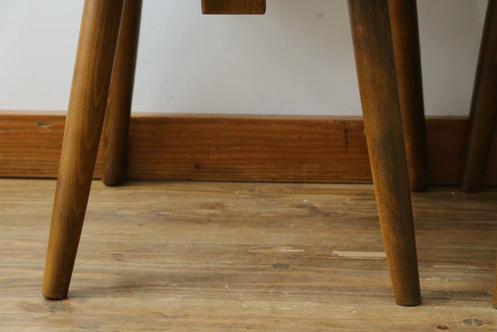 中古　美品　希少な絶版品!!　カリモク家具(karimoku)　ルスティック(RUSTIC)　オーク材　カントリースタイルの空間づくりにおすすめなダイニングチェア2脚セット　(R-087423)