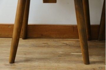 中古　美品　希少な絶版品!!　カリモク家具(karimoku)　ルスティック(RUSTIC)　オーク材　カントリースタイルの空間づくりにおすすめなダイニングチェア2脚セット　(R-087423)