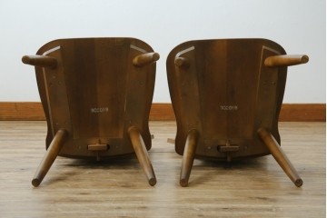 中古　美品　希少な絶版品!!　カリモク家具(karimoku)　ルスティック(RUSTIC)　オーク材　カントリースタイルの空間づくりにおすすめなダイニングチェア2脚セット　(R-087423)