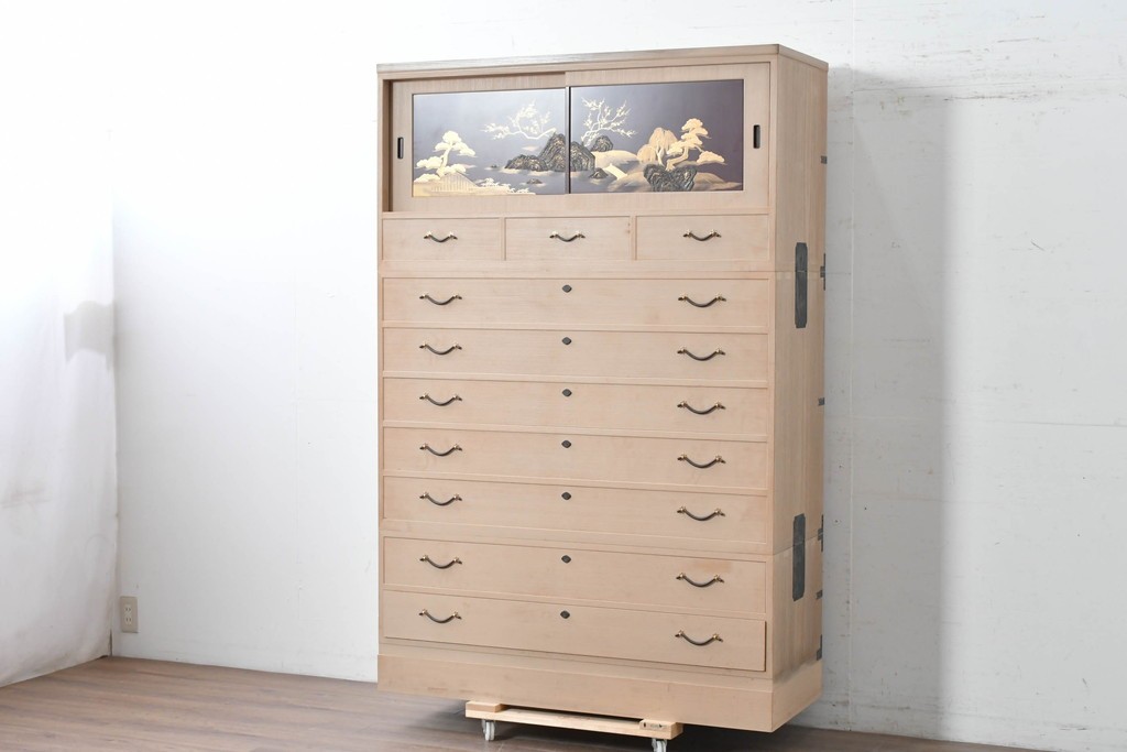 中古　高級品!!　桐箪笥(並厚)　美しい蒔絵(山水図)入りの衣装箪笥　(R-087424)