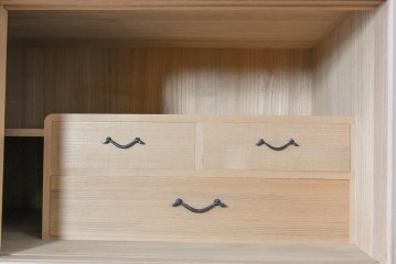 中古　高級品!!　桐箪笥(並厚)　美しい蒔絵(山水図)入りの衣装箪笥　(R-087424)