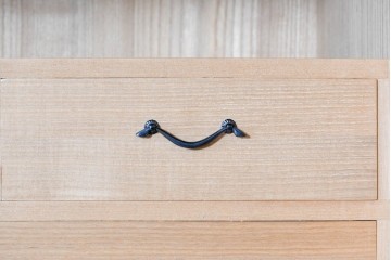 中古　高級品!!　桐箪笥(並厚)　美しい蒔絵(山水図)入りの衣装箪笥　(R-087424)