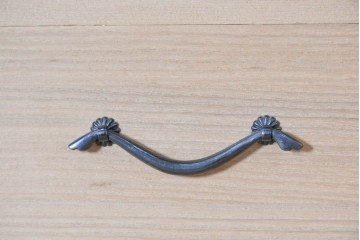 中古　高級品!!　桐箪笥(並厚)　美しい蒔絵(山水図)入りの衣装箪笥　(R-087424)