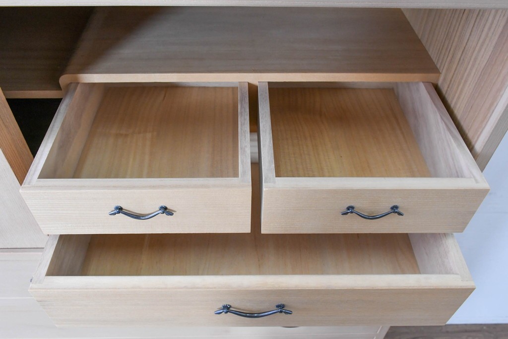 中古　高級品!!　桐箪笥(並厚)　美しい蒔絵(山水図)入りの衣装箪笥　(R-087424)