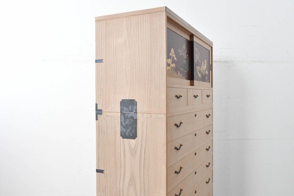 中古　高級品!!　桐箪笥(並厚)　美しい蒔絵(山水図)入りの衣装箪笥　(R-087424)
