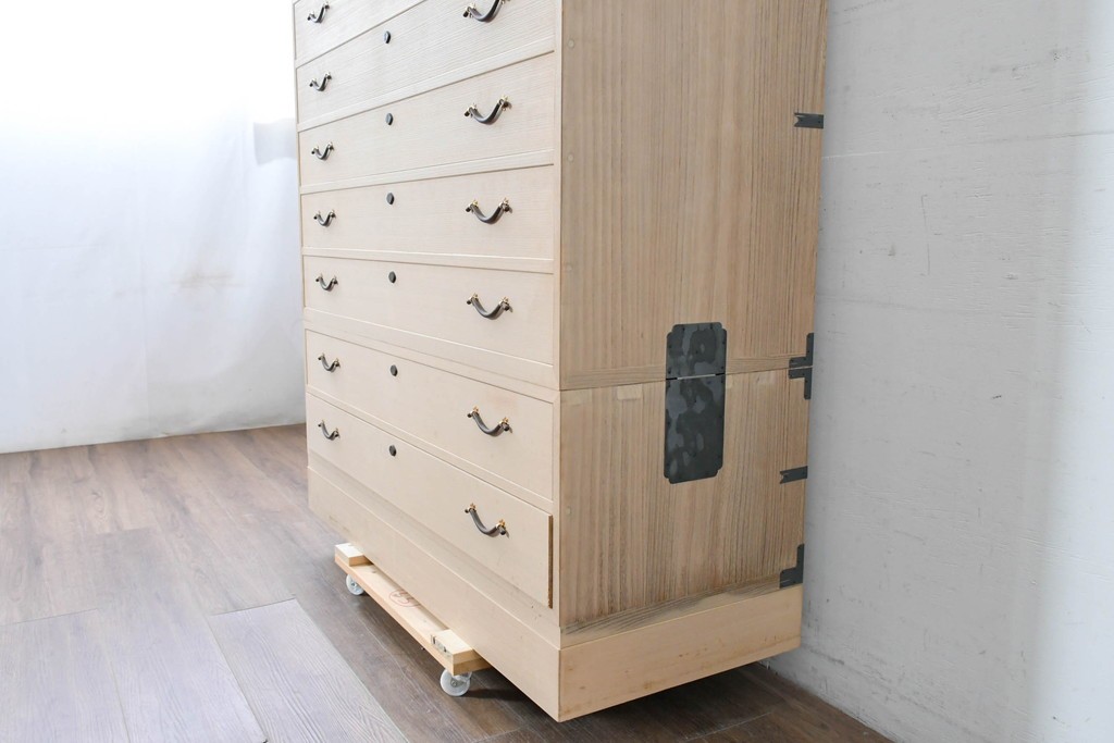 中古　高級品!!　桐箪笥(並厚)　美しい蒔絵(山水図)入りの衣装箪笥　(R-087424)