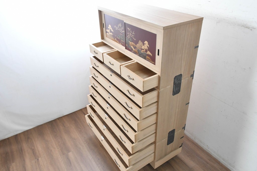 中古　高級品!!　桐箪笥(並厚)　美しい蒔絵(山水図)入りの衣装箪笥　(R-087424)