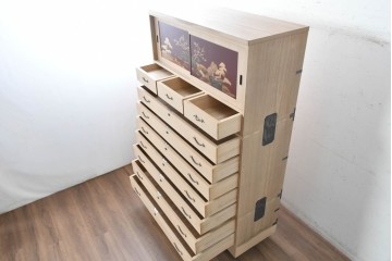 中古　高級品!!　桐箪笥(並厚)　美しい蒔絵(山水図)入りの衣装箪笥　(R-087424)