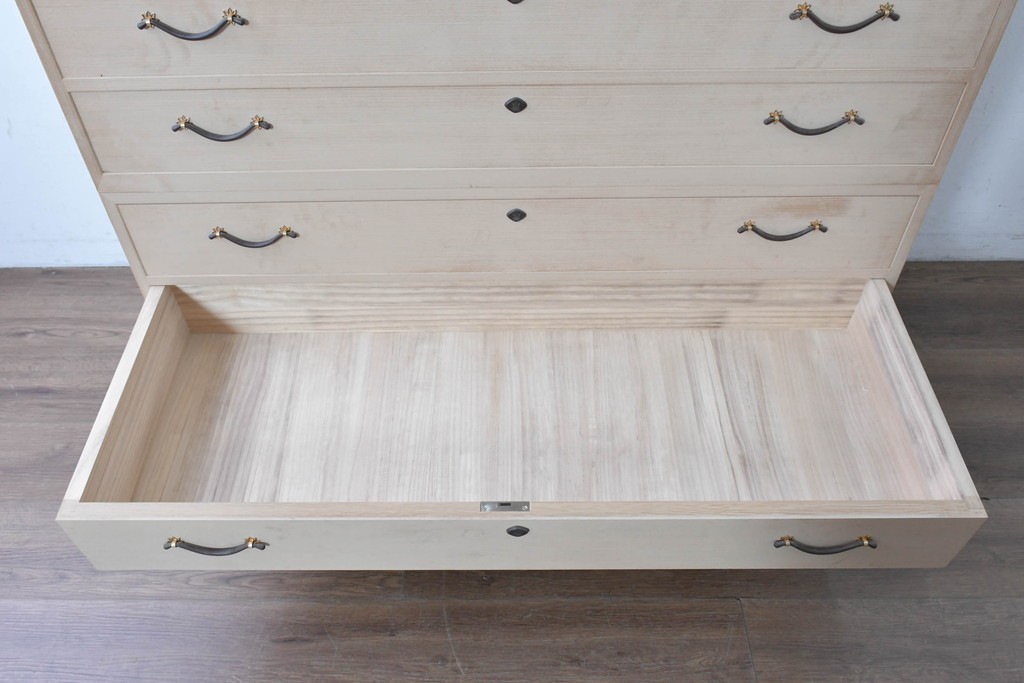 中古　高級品!!　桐箪笥(並厚)　美しい蒔絵(山水図)入りの衣装箪笥　(R-087424)