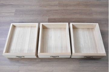 中古　高級品!!　桐箪笥(並厚)　美しい蒔絵(山水図)入りの衣装箪笥　(R-087424)