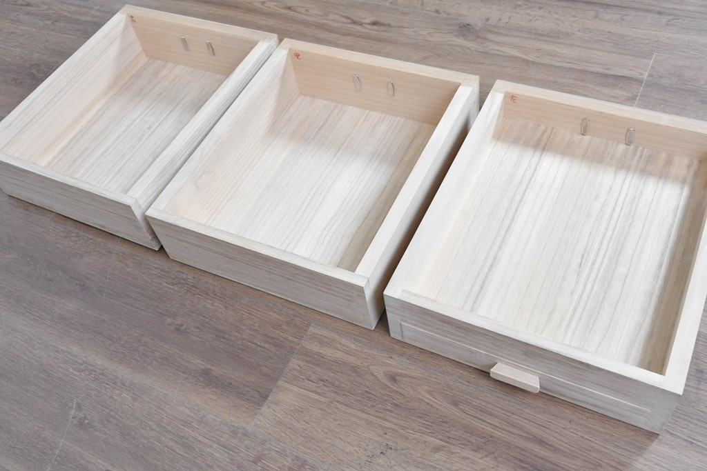 中古　高級品!!　桐箪笥(並厚)　美しい蒔絵(山水図)入りの衣装箪笥　(R-087424)