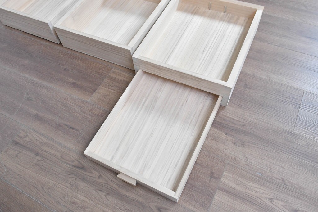 中古　高級品!!　桐箪笥(並厚)　美しい蒔絵(山水図)入りの衣装箪笥　(R-087424)