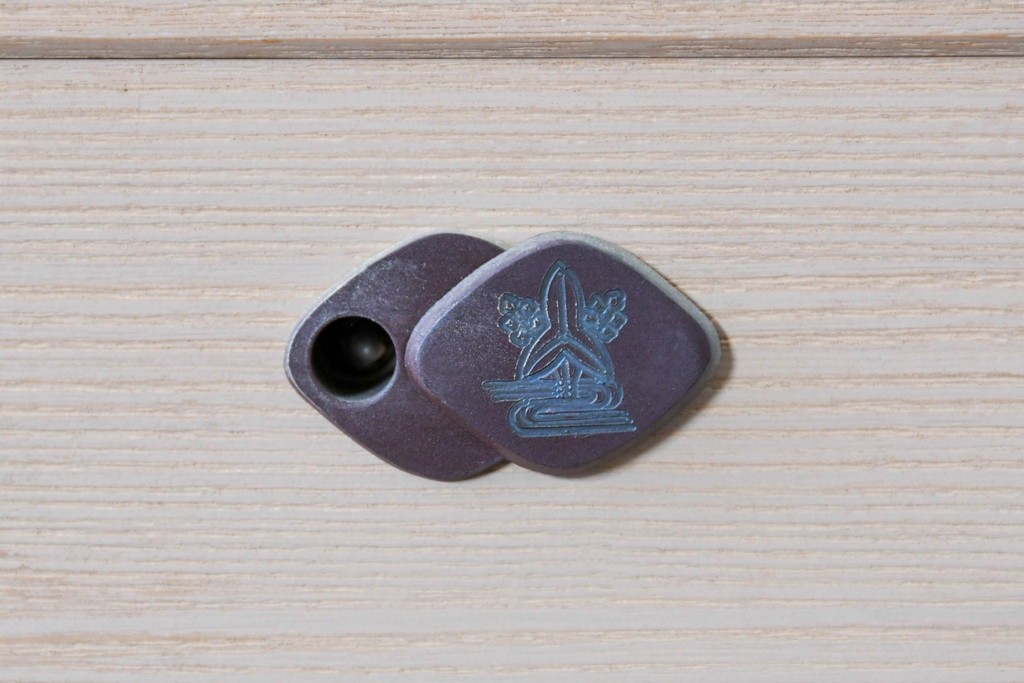 中古　高級品!!　桐箪笥(並厚)　美しい蒔絵(山水図)入りの衣装箪笥　(R-087424)