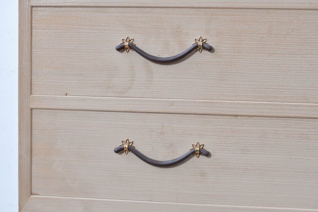 中古　高級品!!　桐箪笥(並厚)　美しい蒔絵(山水図)入りの衣装箪笥　(R-087424)