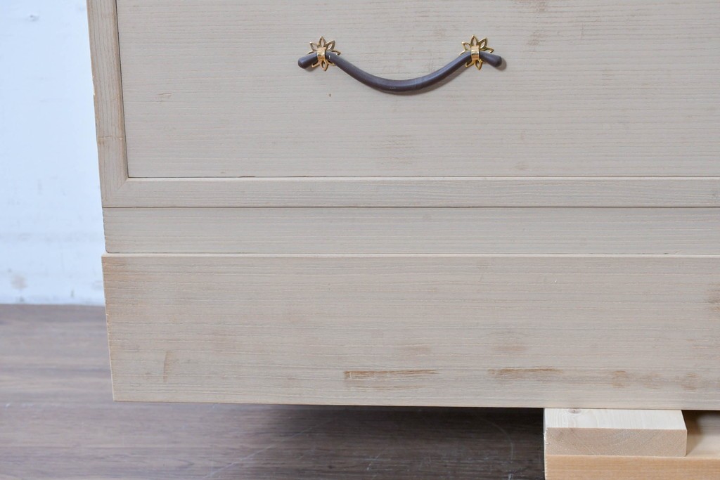 中古　高級品!!　桐箪笥(並厚)　美しい蒔絵(山水図)入りの衣装箪笥　(R-087424)