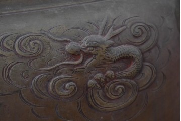 和製アンティーク　特大サイズ!　龍耳と人物風景図が見事な真鍮火鉢　(R-087425)