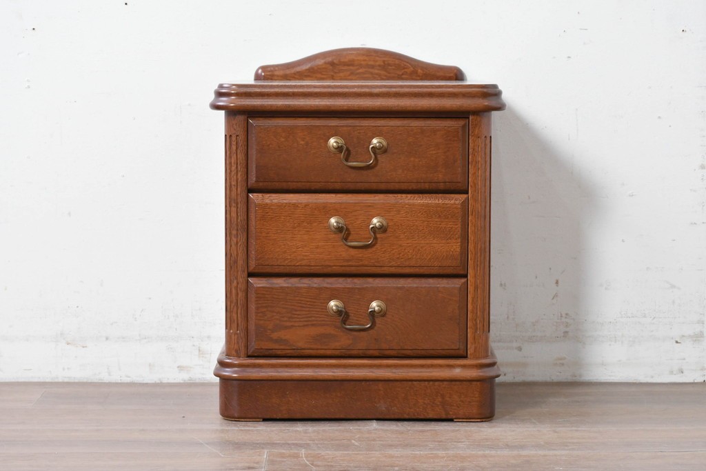中古　美品　楢(ナラ)材　引き出し3杯付き　ルネッサンスナイトテーブル　定価約7万円　(R-087426)