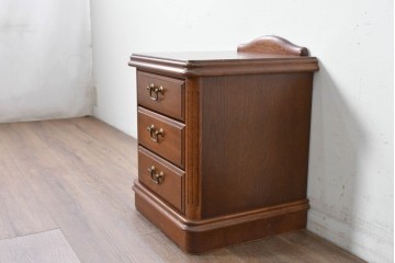 中古　美品　楢(ナラ)材　引き出し3杯付き　ルネッサンスナイトテーブル　定価約7万円　(R-087426)