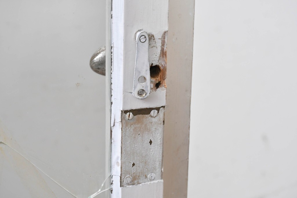 和製アンティーク　希少サイズ　ホワイトペイントが可愛らしい全面ガラスの小さなケビント　(R-087427)