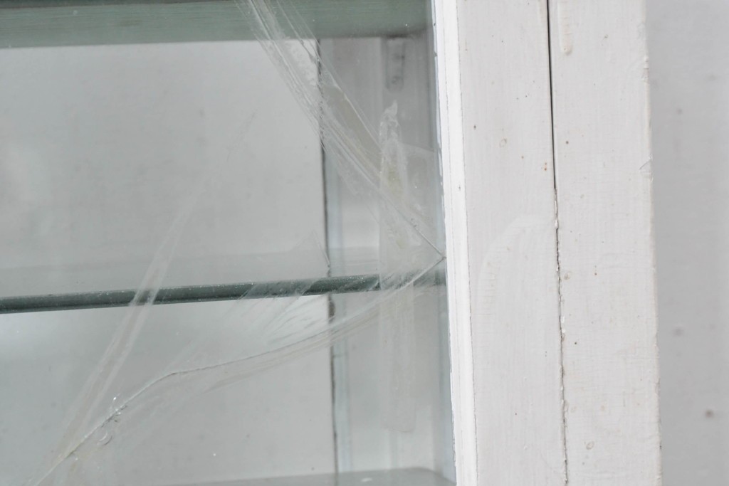 和製アンティーク　希少サイズ　ホワイトペイントが可愛らしい全面ガラスの小さなケビント　(R-087427)