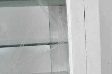 和製アンティーク　希少サイズ　ホワイトペイントが可愛らしい全面ガラスの小さなケビント　(R-087427)