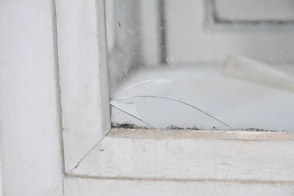 和製アンティーク　希少サイズ　ホワイトペイントが可愛らしい全面ガラスの小さなケビント　(R-087427)