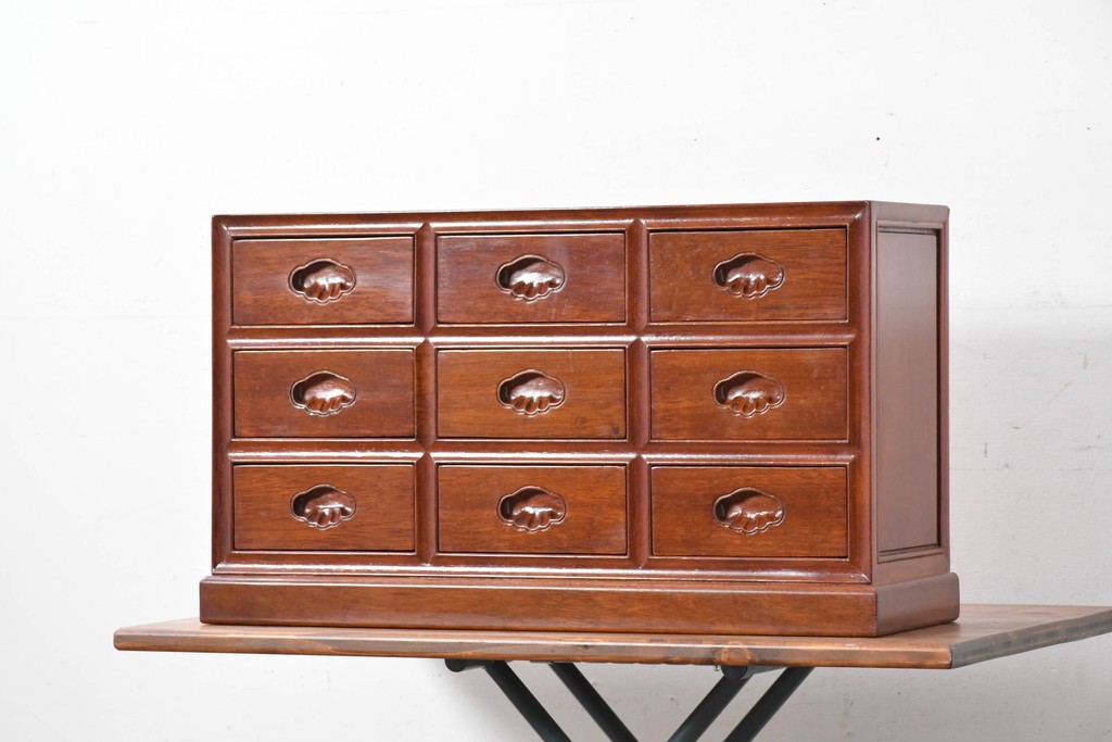 中古　美品　花梨(カリン)材の温かな色合いと艶が美しい9杯小引き出し　(R-087429)