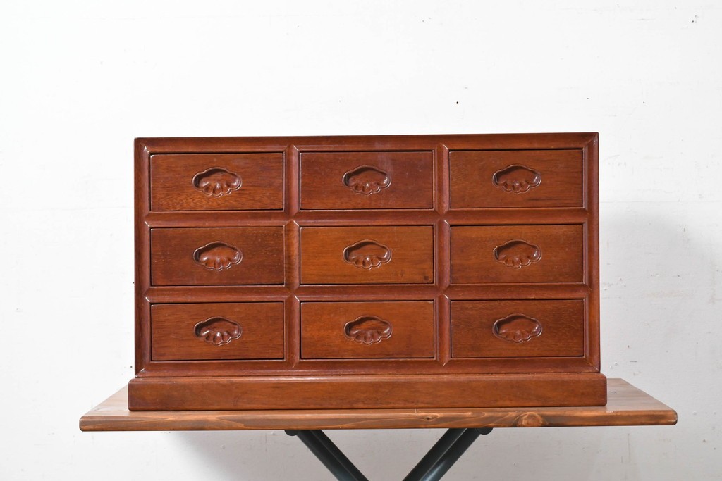 中古　美品　花梨(カリン)材の温かな色合いと艶が美しい9杯小引き出し　(R-087429)