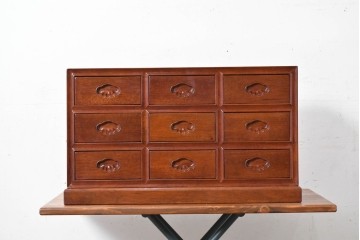 中古　美品　花梨(カリン)材の温かな色合いと艶が美しい9杯小引き出し　(R-087429)