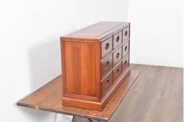中古　美品　花梨(カリン)材の温かな色合いと艶が美しい9杯小引き出し　(R-087429)