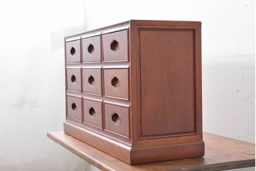 中古　美品　花梨(カリン)材の温かな色合いと艶が美しい9杯小引き出し　(R-087429)