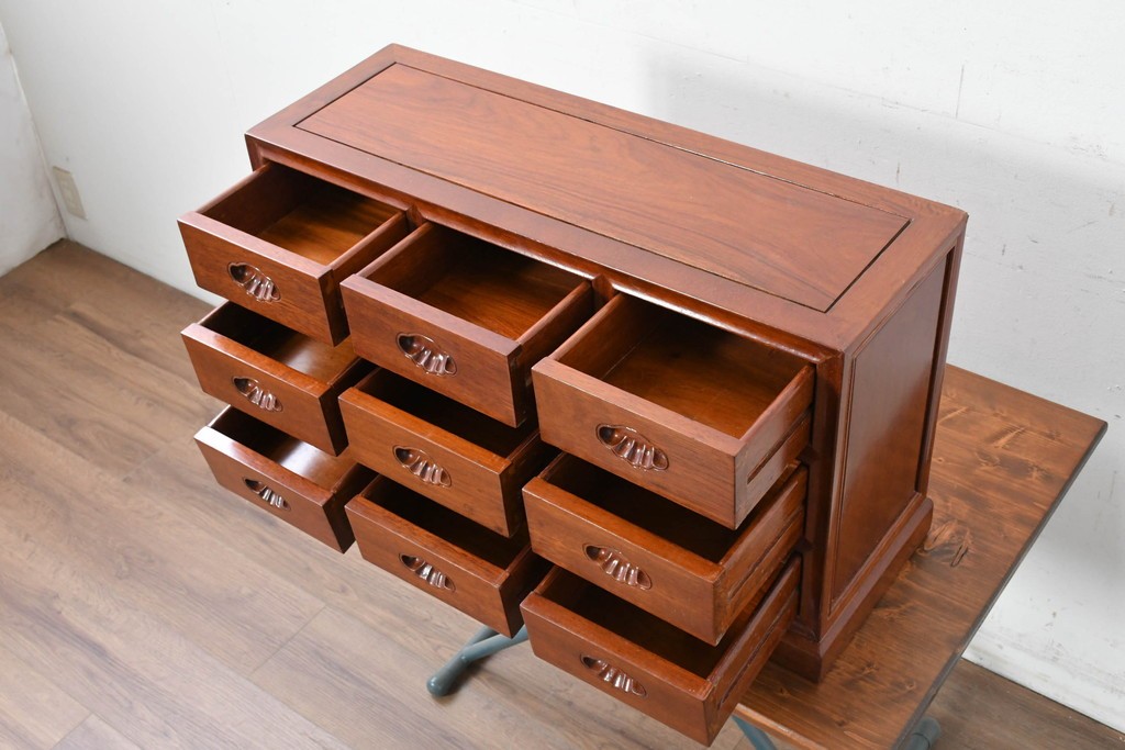 中古　美品　花梨(カリン)材の温かな色合いと艶が美しい9杯小引き出し　(R-087429)