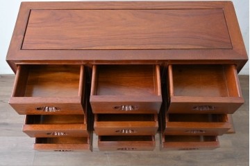 中古　美品　花梨(カリン)材の温かな色合いと艶が美しい9杯小引き出し　(R-087429)