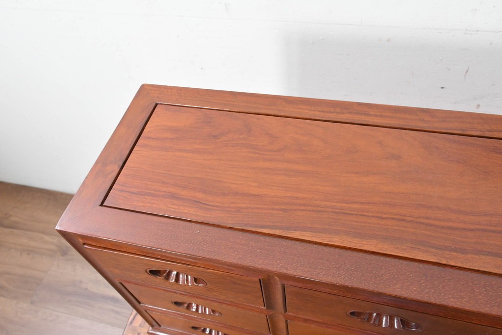 中古　美品　花梨(カリン)材の温かな色合いと艶が美しい9杯小引き出し　(R-087429)